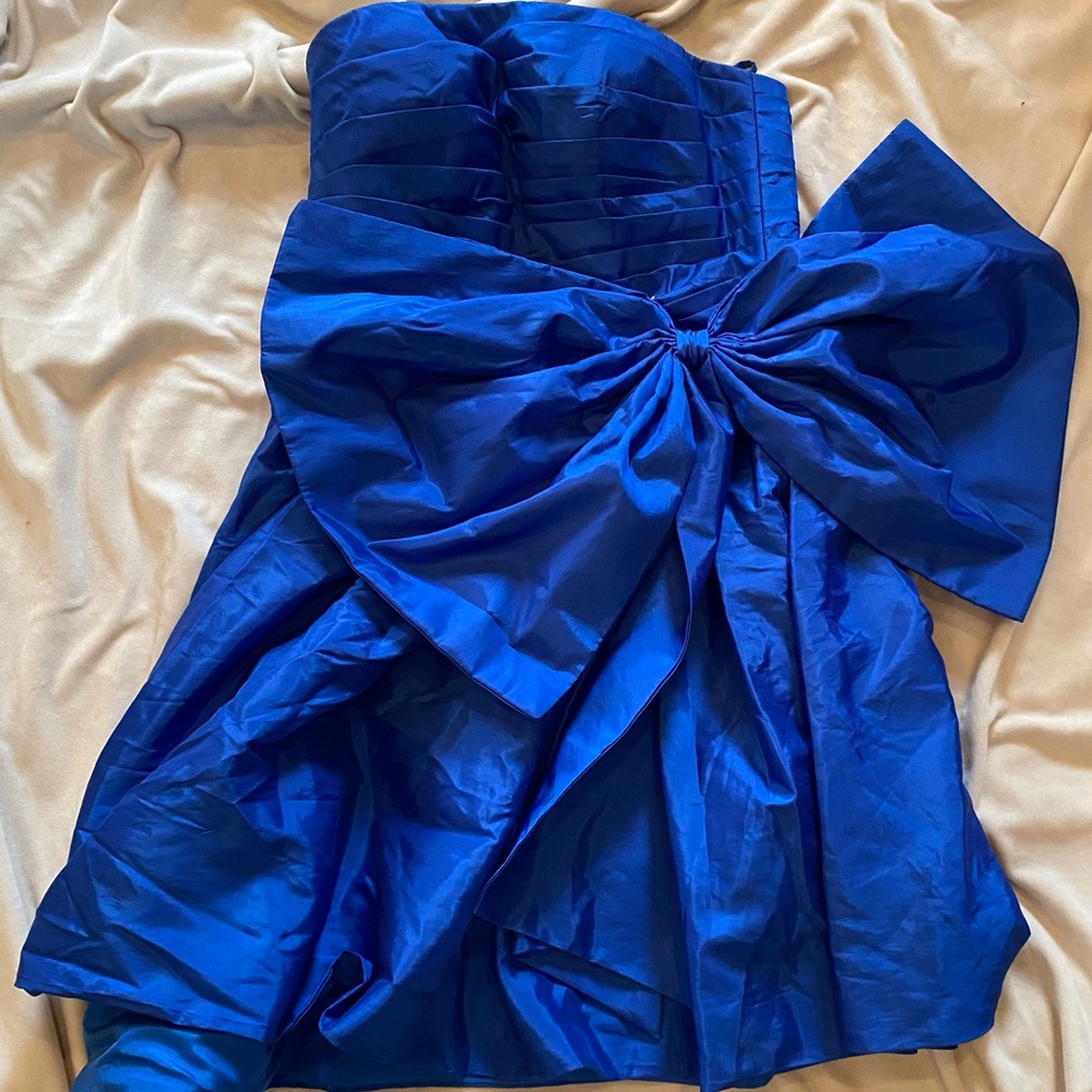 Elegant Blue Strapless Dress with Bow